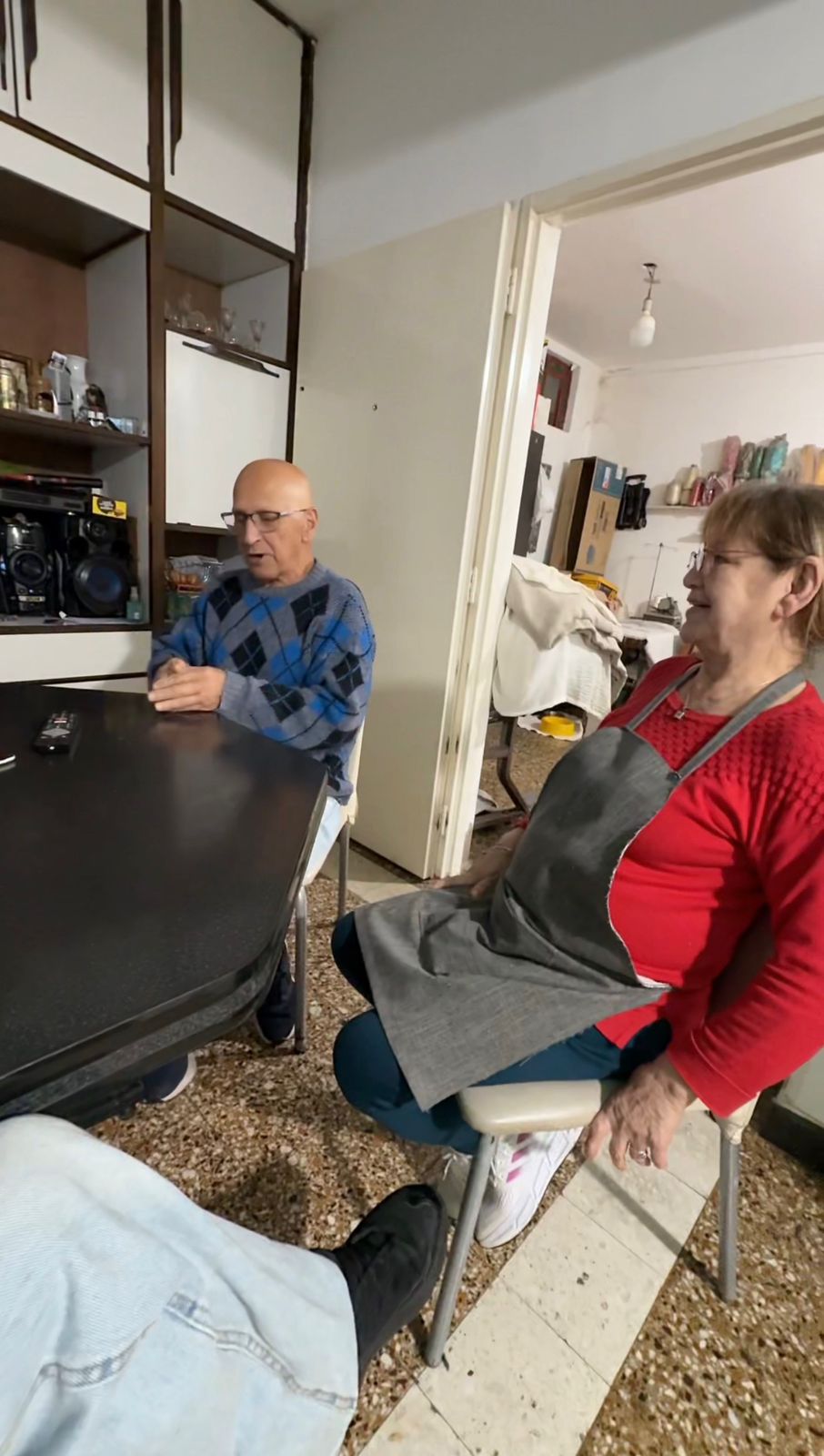 Mi viejo: 82 años y sigue cosiendo cortinas